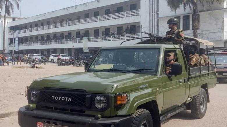 কুষ্টিয়ায় আইনশৃঙ্খলা পরিস্থিতি স্বাভাবিক রাখতে যৌথবাহিনীর নির্বাচনি মহড়া অনুষ্ঠিত হয়েছে।