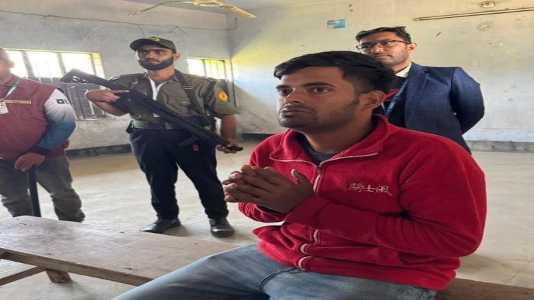ব্যালট পেপার নিয়ে পালানোর সময় যুবক আটক, তিন বছরের কারাদণ্ড