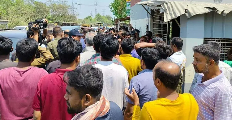 বন্ধ হওয়া সেতুর টোল চালু করতে গিয়ে ছাত্র-জনতার বিক্ষোভের মুখে প্রশাসন