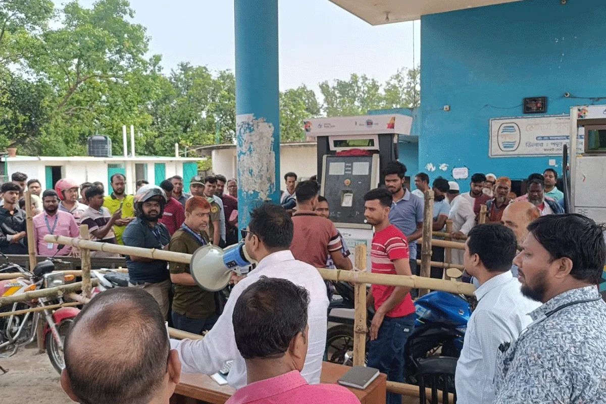 চাঁপাইনবাবগঞ্জে অ্যাপের মাধ্যমে পাম্পে তেল বিক্রি শুরু