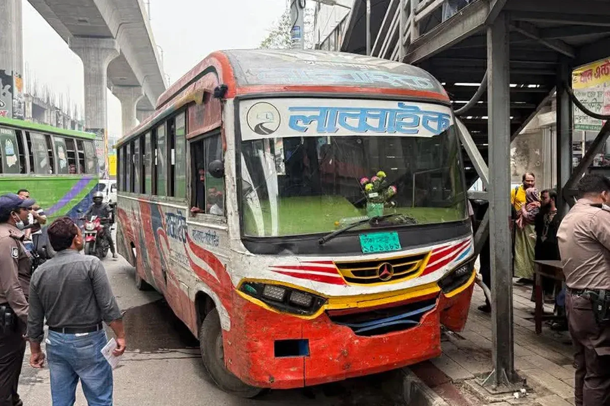 ফার্মগেটে বাসের ধাক্কায় অটোরিকশাচালক নিহত