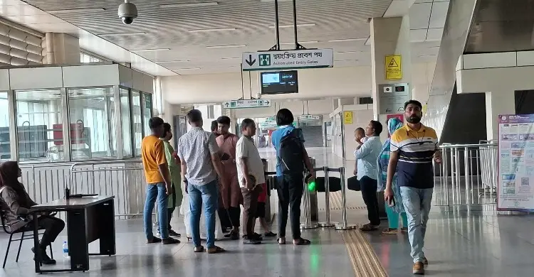 গ্যাস বেলুন আটকে ১৫ মিনিট বন্ধ ছিল মেট্রোরেল চলাচল