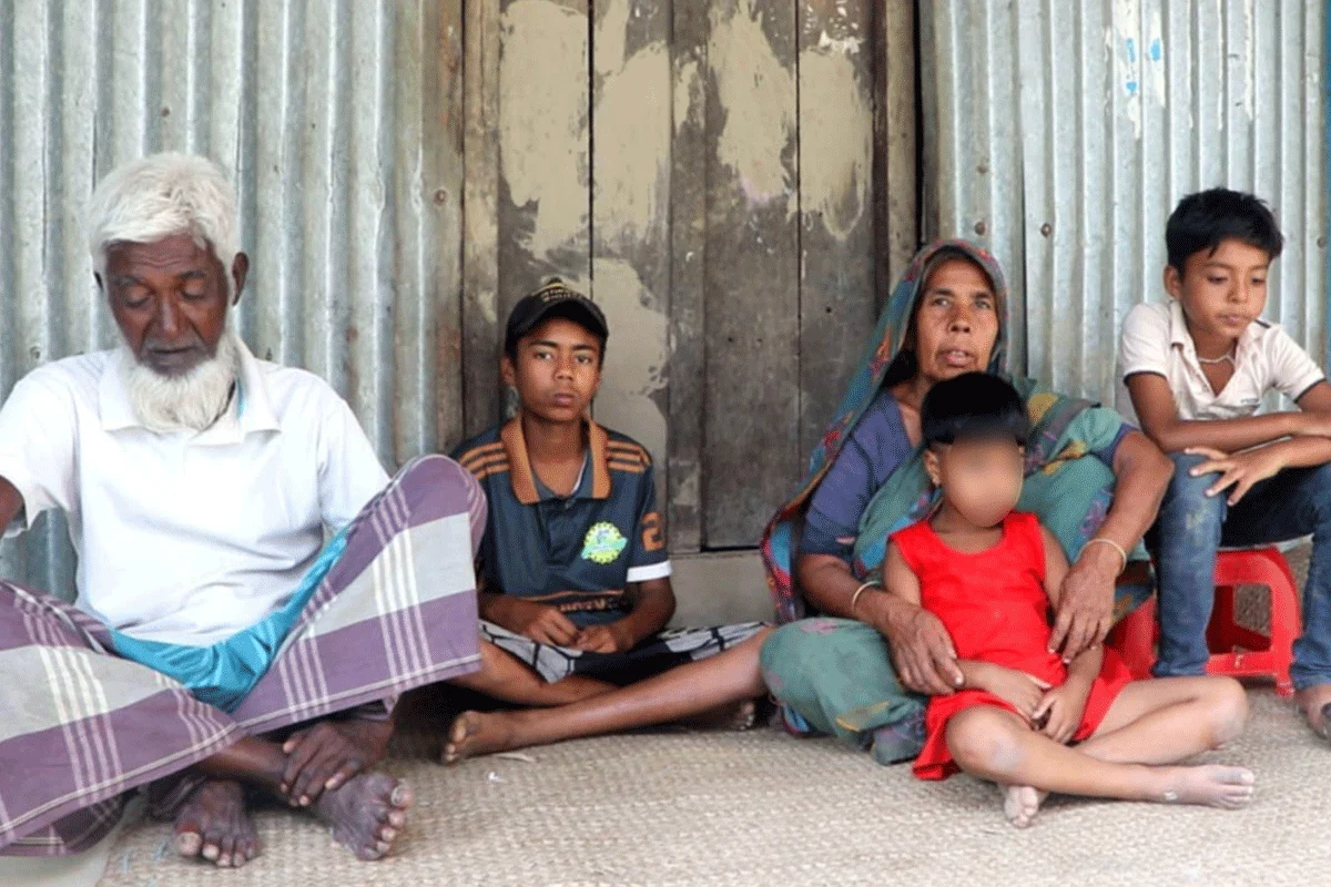 ভ্যান চালিয়ে পাঁচ সদস্যের সংসার চালাচ্ছেন ১০ বছরে...