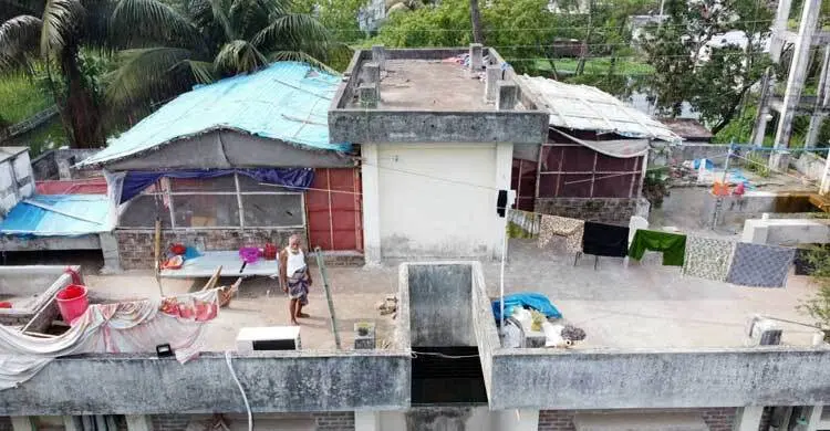 হাসপাতালের কোয়ার্টারে মুরগির খামার, দুর্গন্ধে নাকা...