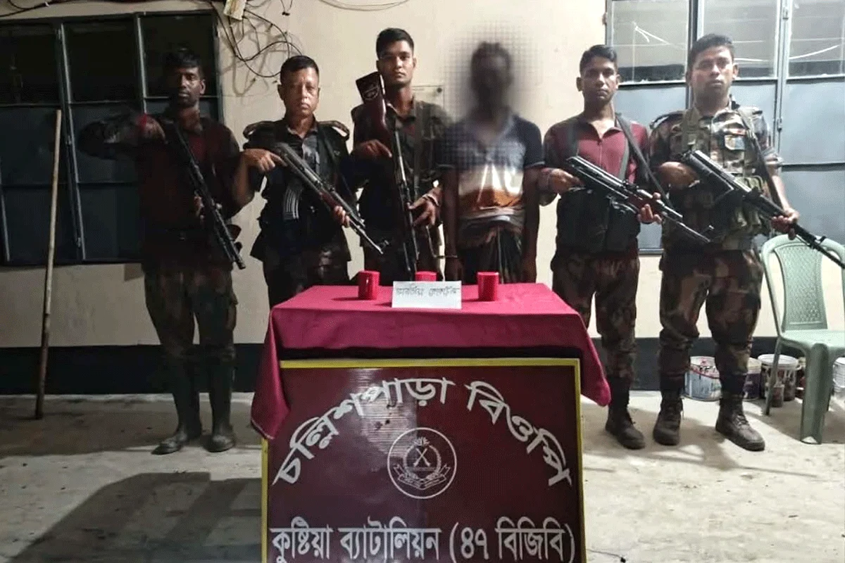 দৌলতপুর সীমান্তে তিনটি ককটেলসহ এক ব্যক্তি আটক